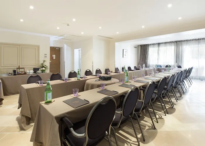 Hotel La Perouse Baie Des Anges 4*