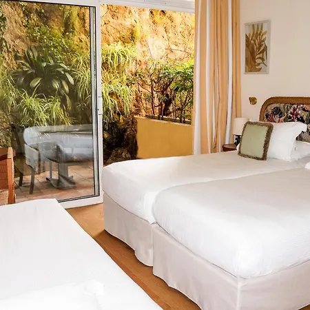 מלון La Perouse Baie Des Anges 4*