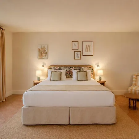 Hotel La Perouse Baie Des Anges 4*