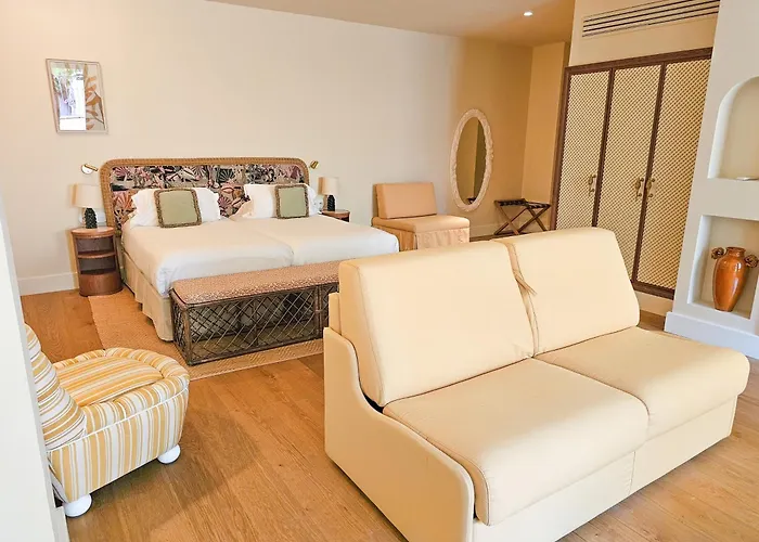 מלון La Perouse Baie Des Anges 4*