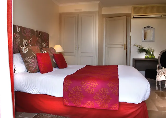 מלון La Perouse Baie Des Anges 4*