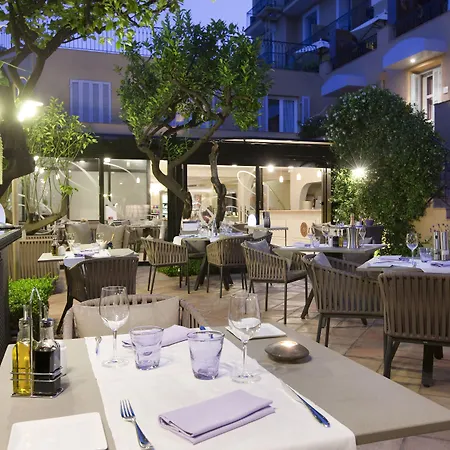 ホテル La Perouse Baie Des Anges ニース