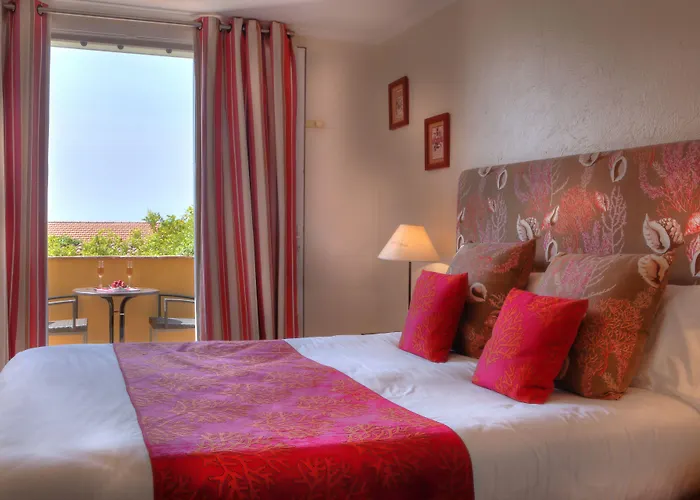 Hotel La Perouse Baie Des Anges 4*